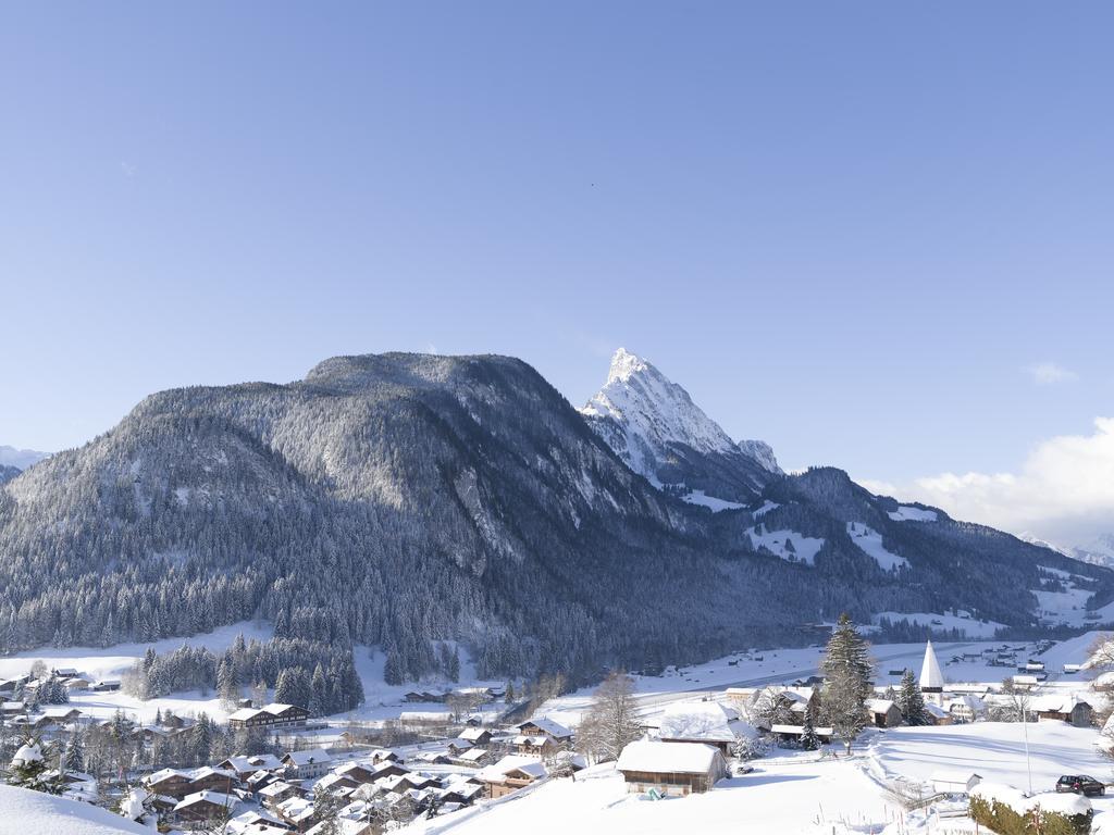 ホテル Huus Gstaad ザーネン エクステリア 写真