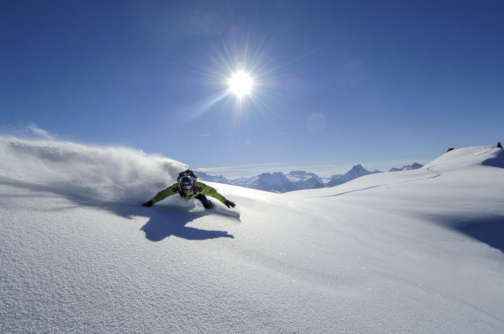 ホテル Huus Gstaad ザーネン エクステリア 写真