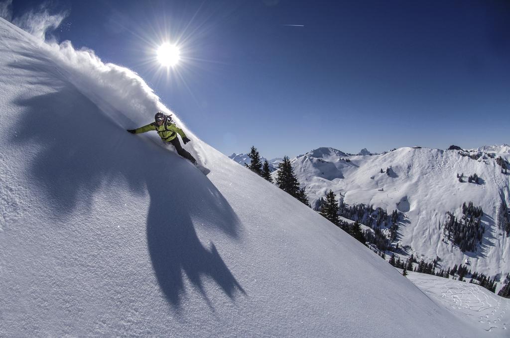 ホテル Huus Gstaad ザーネン エクステリア 写真