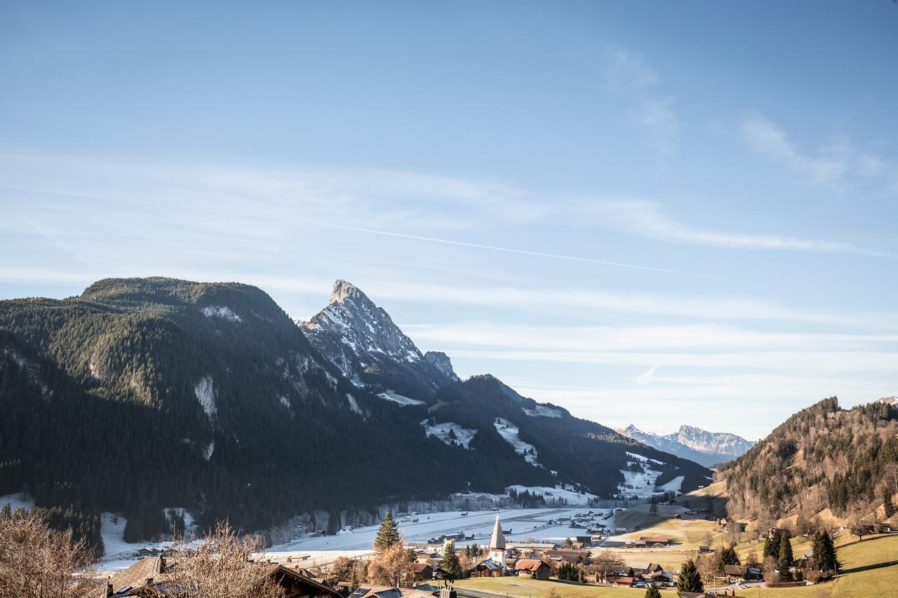 ホテル Huus Gstaad ザーネン エクステリア 写真