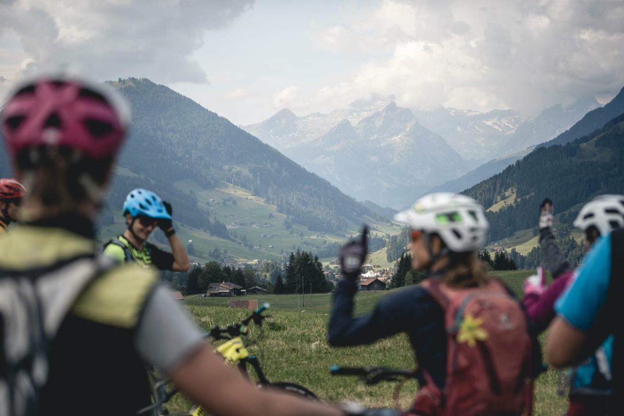ホテル Huus Gstaad ザーネン エクステリア 写真