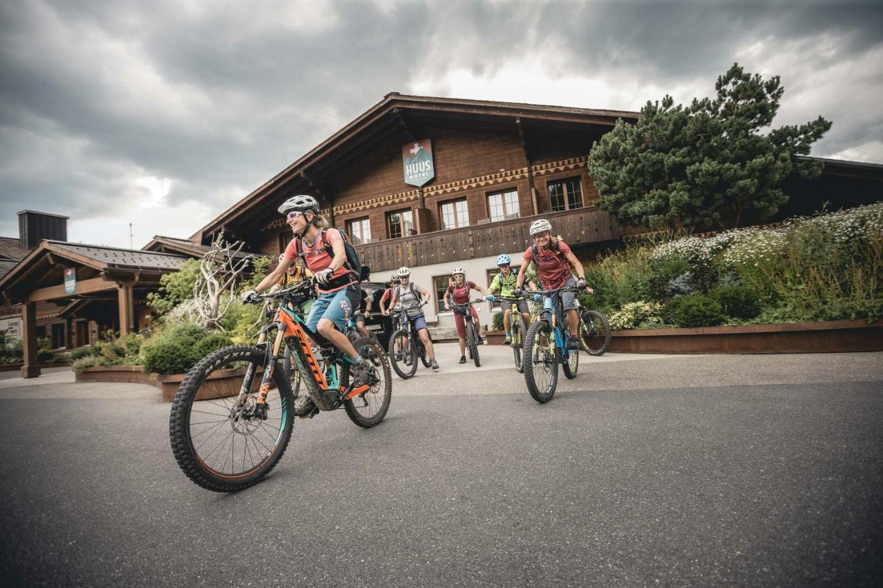 ホテル Huus Gstaad ザーネン エクステリア 写真